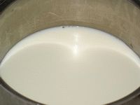 молоко в кастрюле